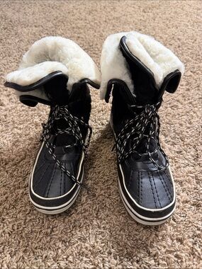 Global Win Black Winter Lace-Up Boots with Cream Faux Fur Collar